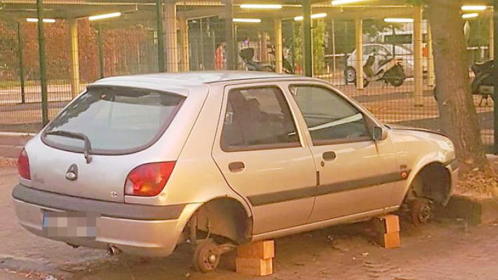 Via Spezia: nel parcheggio Cavagnari una Fiesta saccheggiata delle ruote