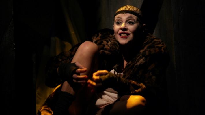Imma Villa dalla serie su Avetrana a Teatro Due: «Un femminiello alla ricerca della sua identità»