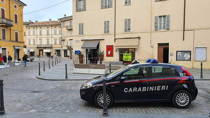  Langhirano, paga 4 forme di parmigiano con un assegno a vuoto: denunciato per truffa