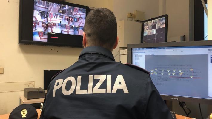 Strappano la collana a un giovane e lo minacciano col coltello: denunciati due ventenni