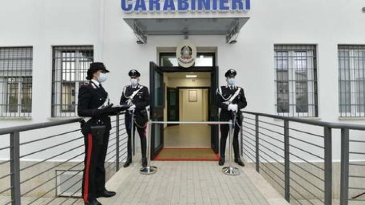 Per difendere la madre accoltella il padre, 16enne arrestato