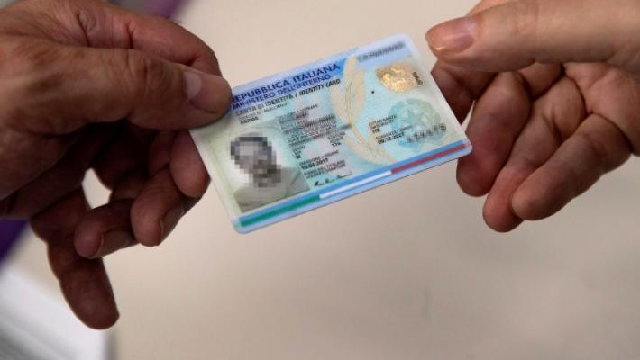 Carta d'identità elettronica, il Comune: «Abbiamo ridotto i tempi di attesa»