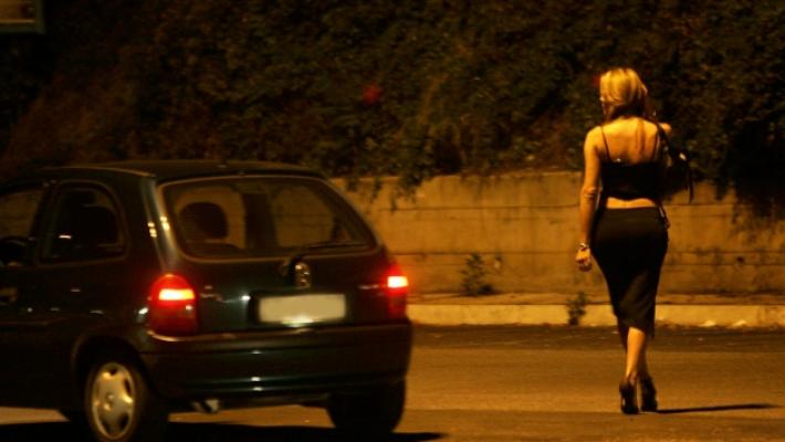 Fa prostituire la compagna e l'aggredisce con coltello e forbici: &laquo;Devi darmi i soldi&raquo;