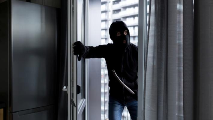 Gli rubano le chiavi di casa in auto e gli svuotano la cassaforte