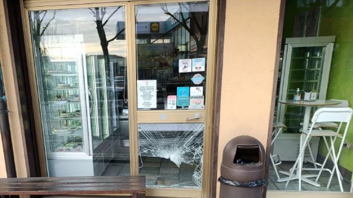 Via Fleming, 3 spaccate alla gelateria Trilly e 2 furti dal benzinaio. I titolari: «Abbiamo paura»