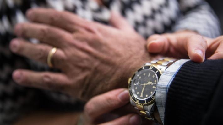 Condannata la «donna degli abbracci» che sapeva far sparire i Rolex