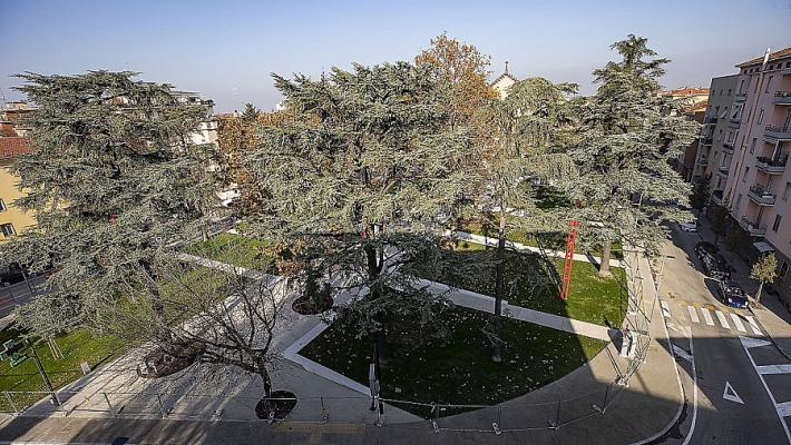 Cadono in viale Piacenza e piazzale Pablo: due donne al Maggiore
