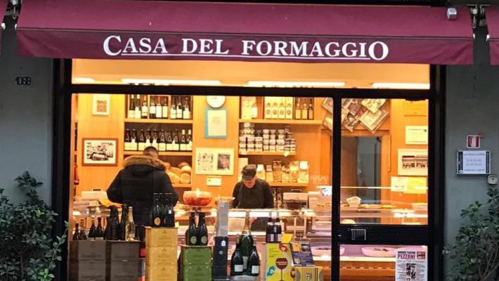 La Casa del Formaggio: tradizione, selezione raffinata di salumi e dolci