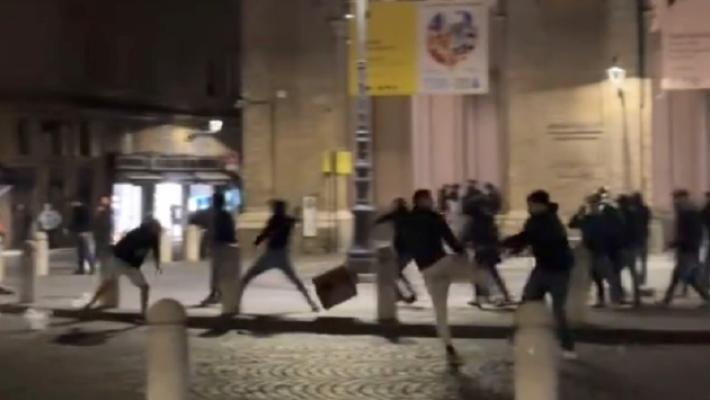 «Hanno strattonato anche mio figlio di 5 anni»