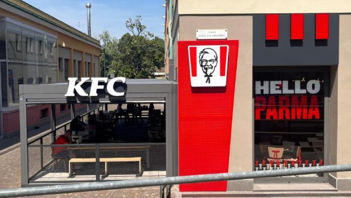 Ladro nel fast food: lunga scia di danni