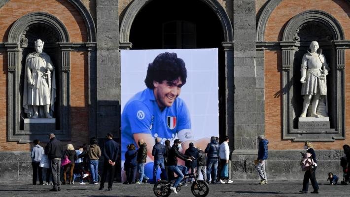Maradona: perquisizioni domiciliari per il selfie con il cadavere