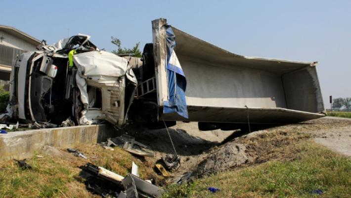 Schianto con il camion: l'autista 52enne è morto sul colpo