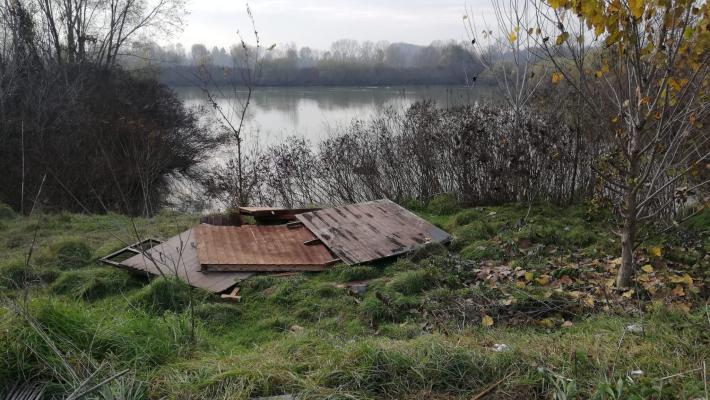 Capanno per birdwatching fatto a pezzi. Il sindaco: «Incivili»