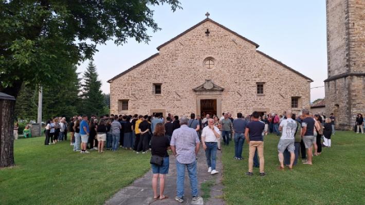 Tutto il paese al rosario del 17enne morto in scooter: «Davide sarai sempre con noi»