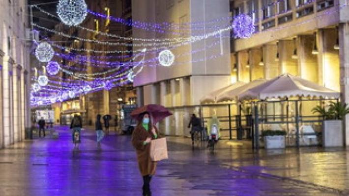 Verso la linea dura per il Dpcm di Natale. Comuni "chiusi", ristoranti aperti. Il nodo ricongiungimenti e seconde case