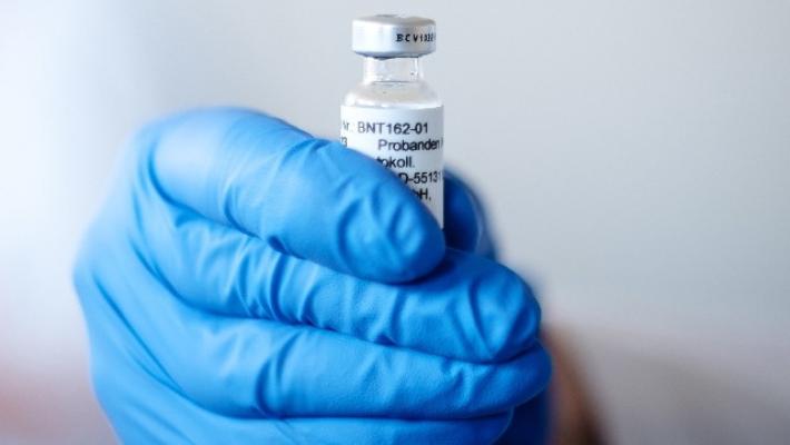 Vaccino Covid, il piano del governo illustrato da Speranza: tempi, dosi e chi sarà vaccinato prima