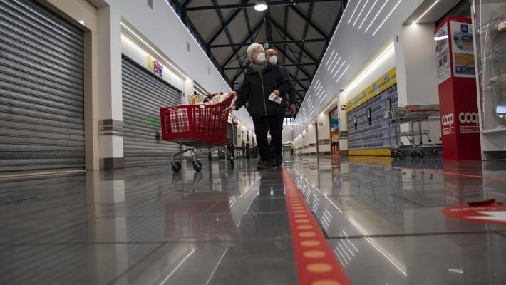 Negozi chiusi, ma solo nei centri commerciali. &laquo;Inaccettabile, &egrave; concorrenza sleale&raquo;