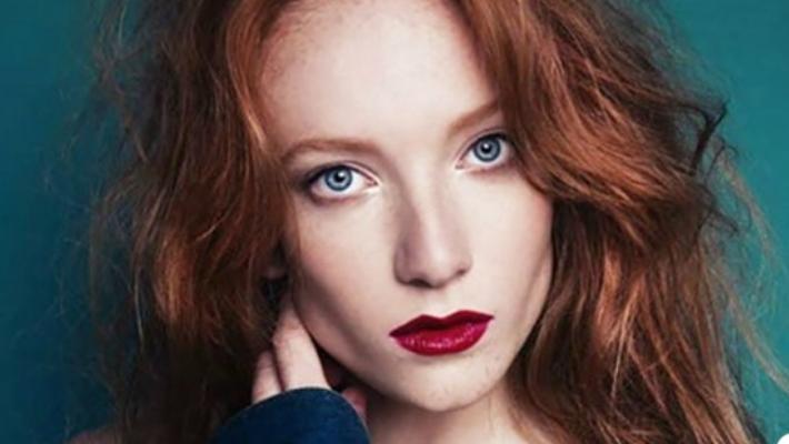 Torna a casa ubriaco con l'amante e la prende per i capelli: top model uccide il marito