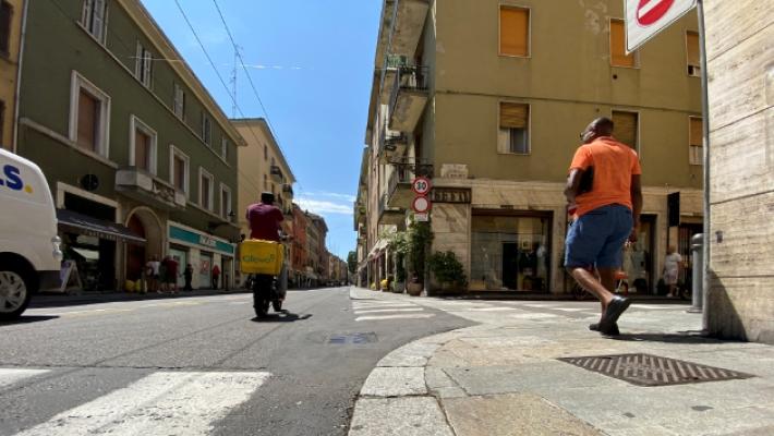 Mega rissa in via Garibaldi: volano bottiglie e un'auto lanciata sui marciapiedi. I passanti: «Poteva essere una tragedia»