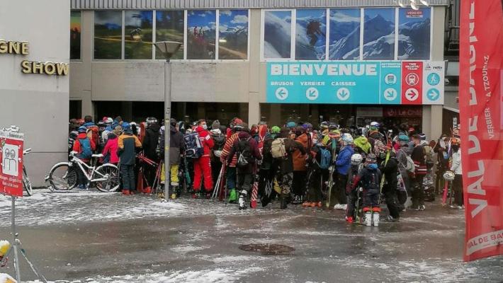 Polemiche per gli sciatori ammassati in funivia