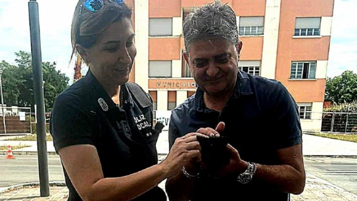 Vigile salva (e adotta) un micio gettato da un'auto