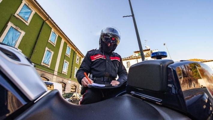Molestava ragazzine per strada, arrestato 66enne
