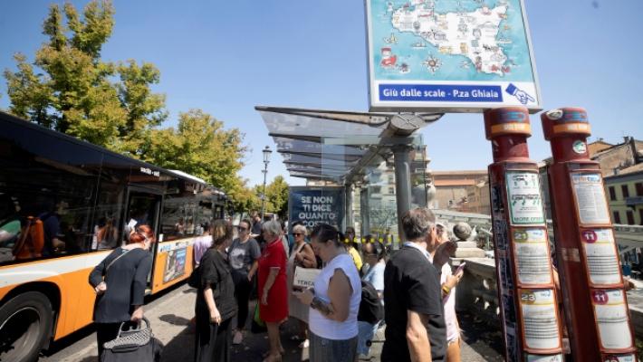 I parmigiani: «Gli orari estivi dei bus? Poche corse, ritardi per i cantieri e lunghe attese col caldo. Un grosso disagio». La Tep: «Sono così da 15 anni»