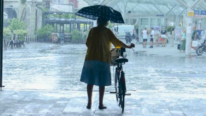 Dagli ombrelloni agli ombrelli: luglio è stato più «fresco» di giugno