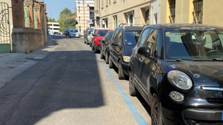Sospendere le righe blu ad agosto? Un aiuto a commercianti e turisti»