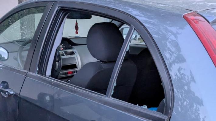 Vetri rotti e vandalismi alle auto in sosta