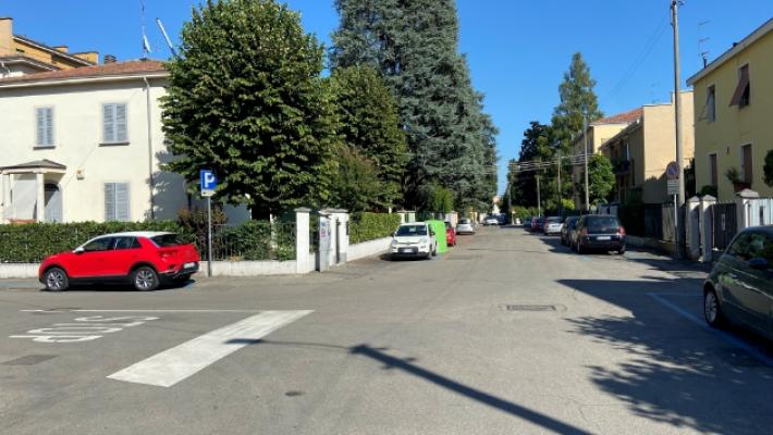 Boccone avvelenato lungo via Marmolada