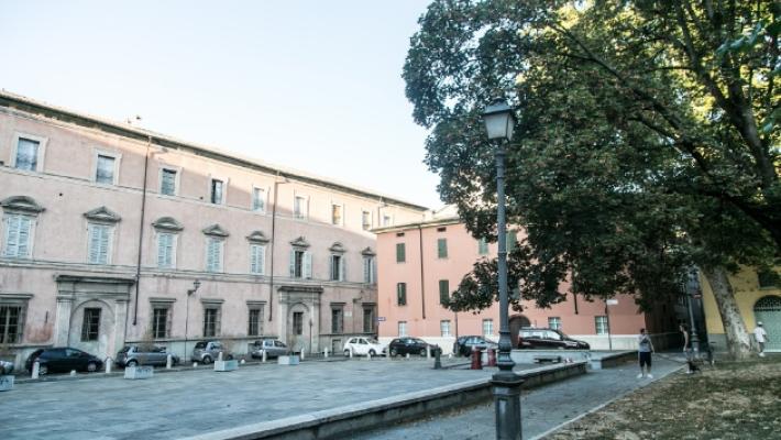 Il truffatore con il trolley avvistato in borgo Giacomo e piazzale Borri