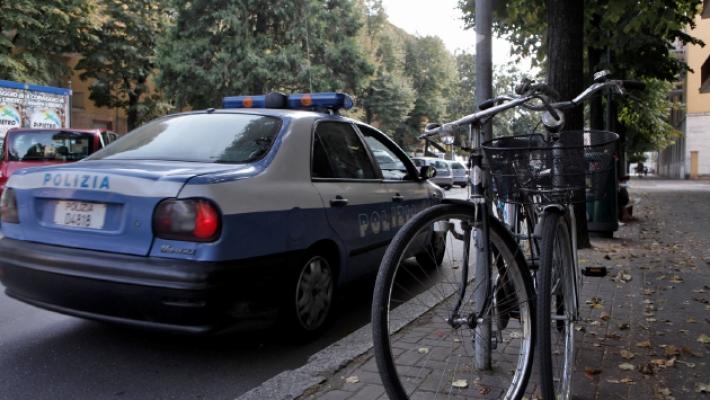 Schiaffeggiò un uomo per strada, poi aggredì i poliziotti: di nuovo libero, ma dovrà andare a firmare ogni giorno in Questura