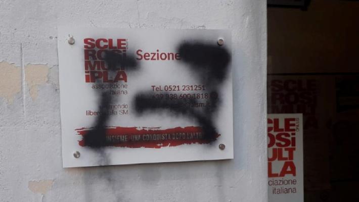 Assalto a colpi di spray alla sede dell'Aism