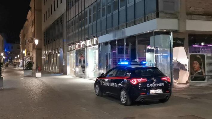 Furti di alimentari, guida senza patente, resistenza a pubblico ufficiale: 4 denunciati