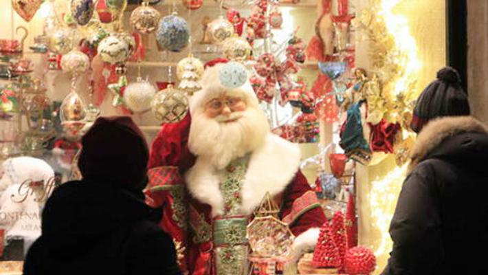 Brusaferro: "Sar&agrave; un Natale Covid, meno siamo e meglio &egrave;"