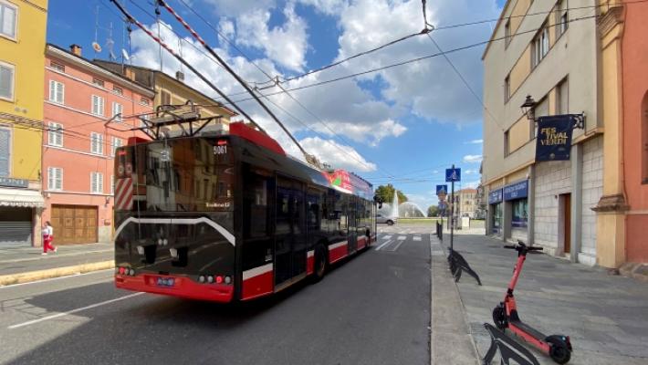 Controllore aggredito sul bus: «Mi ha colpito senza parlare»
