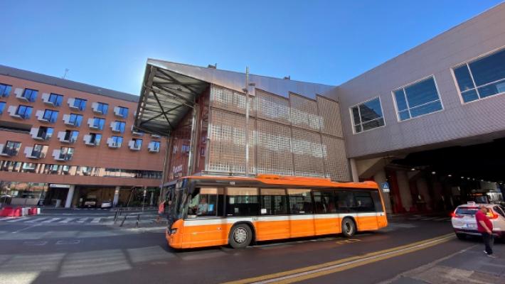 «Ti spacco la faccia»: 30enne italiano picchia autista del bus 7 in stazione a Parma. I testimoni: «Una furia»