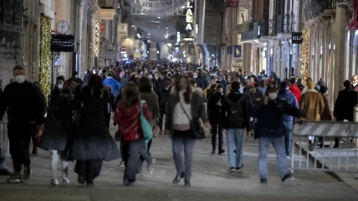 Natale: a Roma e Napoli corsa allo shopping,traffico e folla in centro