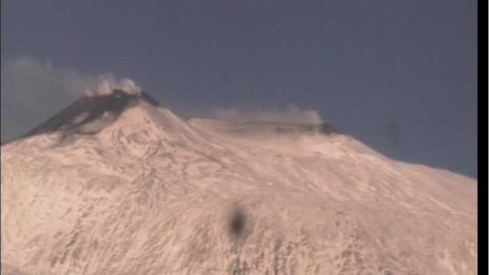 Etna di nuovo in eruzione, esplosioni e lava