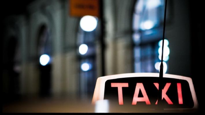 Tassista assalito a calci e pugni da una baby gang