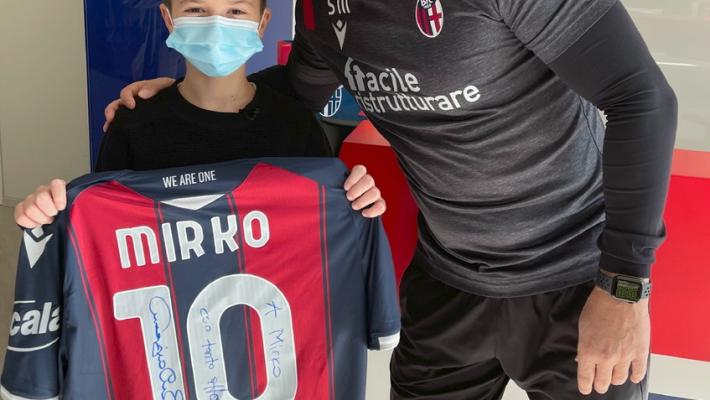 Mirko vince la leucemia e incontra il suo idolo Mihajlovic