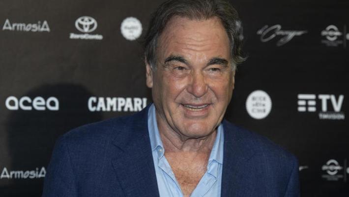 Oliver Stone: "Ho fatto il vaccino russo Sputnik V"
