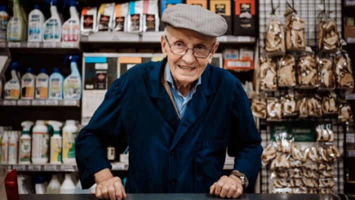 Parma piange Andrea Viani, il mitico droghiere: aveva 92 anni e fino al Natale scorso era in bottega in via Turchi