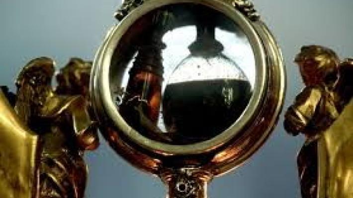 San Gennaro: dopo la seconda messa il sangue è ancora solido nella teca