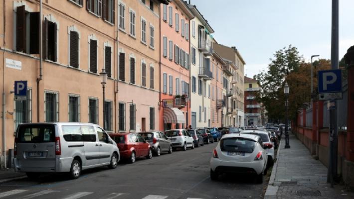 Anziano col bastone derubato del portafogli da due donne con i bimbi, ritrovati solo i documenti