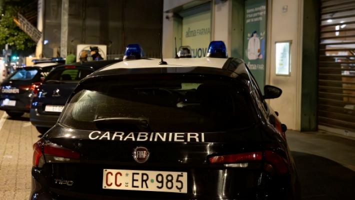 Infastidito dal vicino aggredisce madre e figlio