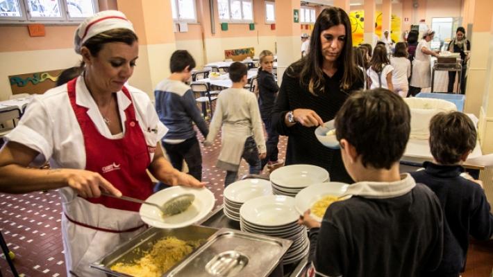 Mense scolastiche: ennesimo scontro sui rincari e sul nuovo appalto