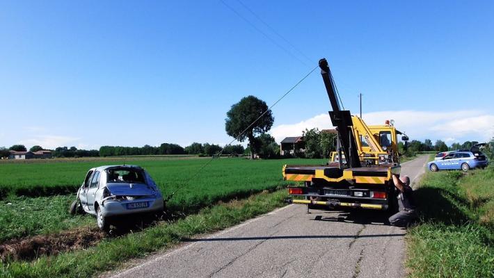 L'auto si ribalta e lo schiaccia: muore 37enne di Zibello