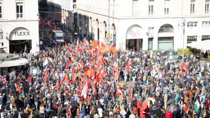 Migliaia in corteo, tangenziale bloccata dai Propal. Treni cancellati, scuole chiuse a singhiozzo
